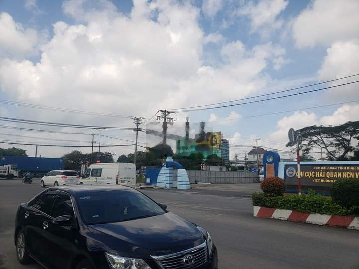 Cho thuê nhà mặt phố giá rẻ cổng chính KCN Việt Hương, cách QL13 20m -01