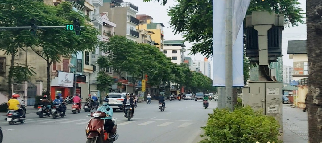Bán tòa nhà mặt phố Láng Hạ, Đống Đa, Hà Nội. Diện tích 170m2, giá 75 tỷ