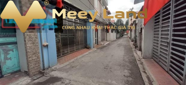 Kém duyên hết vốn bán nhà vị trí hấp dẫn nằm ở Giang Biên, Hà Nội vào ở luôn giá cực sốc chỉ 6.8 tỷ diện tích rộng 80m2 tổng quan nhà có 3 PN với lộ đ...