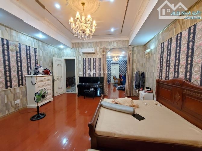 Bán liền kề vị trí thuận lợi Phường 11, Hồ Chí Minh bán ngay với giá cực sốc từ 36 tỷ diện tích rộng rãi 268m2, ngôi nhà gồm có 6 phòng ngủ-01