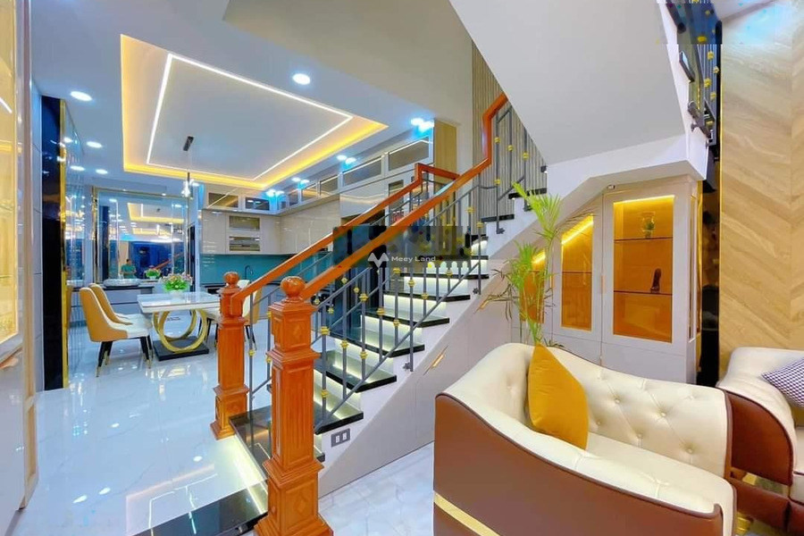 Nhà có 4 phòng ngủ bán nhà ở có diện tích chung 80m2 bán ngay với giá ngạc nhiên 10.9 tỷ gần Phú Thuận, Hồ Chí Minh-01