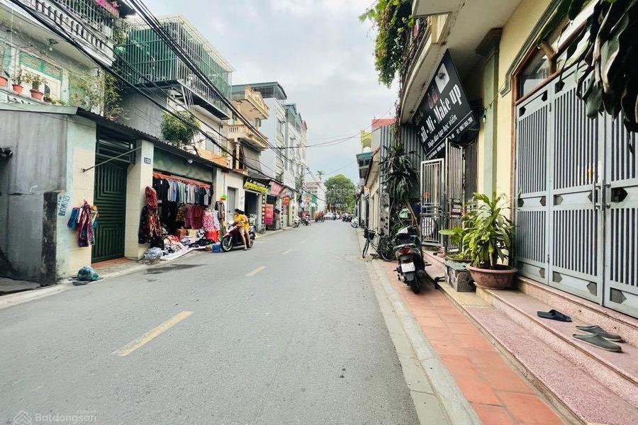 Có diện tích chung là 35m2 bán nhà vị trí đẹp nằm ở Long Biên, Hà Nội hướng Đông - Nam trong ngôi nhà này 4 PN 3 WC khách có thiện chí liên hệ ngay-01