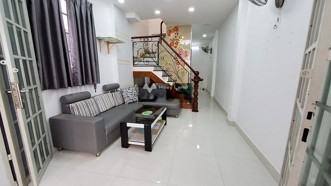 Nhà gồm 3 phòng ngủ bán nhà ở diện tích chuẩn 120m2 giá bán cực rẻ 810 triệu vị trí đẹp nằm tại Phường 11, Hồ Chí Minh