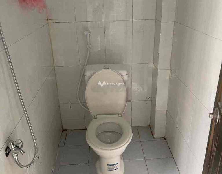 Vị trí đặt ở tại Võ Văn Vân, Hồ Chí Minh cho thuê nhà giá thuê rẻ bất ngờ 4 triệu/tháng, trong nhà nhìn chung bao gồm 2 phòng ngủ, 1 WC-01