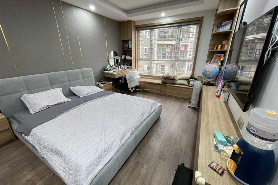 Căn này gồm 2 phòng ngủ, cho thuê căn hộ vị trí trung tâm Hoàng Minh Giám, Trung Hòa, 2 WC tiện ích đầy đủ-01