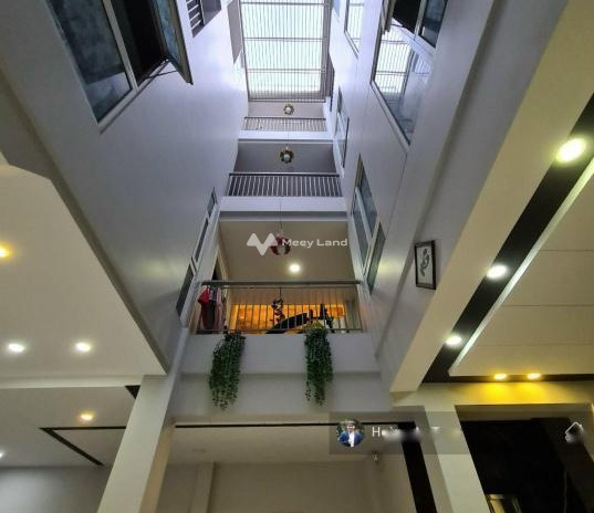 Ngôi nhà gồm có 6 phòng ngủ bán nhà bán ngay với giá đặc biệt 13 tỷ có diện tích 91m2 vị trí đẹp tọa lạc tại Phú Nhuận, Hồ Chí Minh