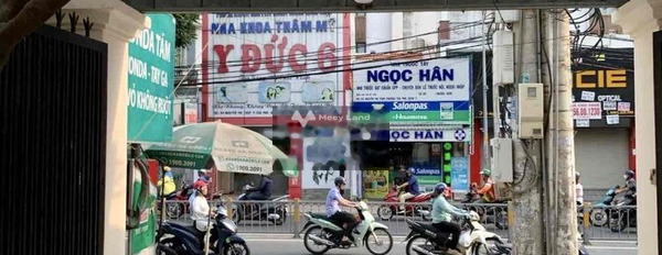 Mặt tiền nằm ngay ở Nguyễn Thị Thập, Bình Thuận cho thuê nhà giá thuê cực mềm từ 55 triệu/tháng, trong nhà này gồm có 6 PN, 5 WC-02