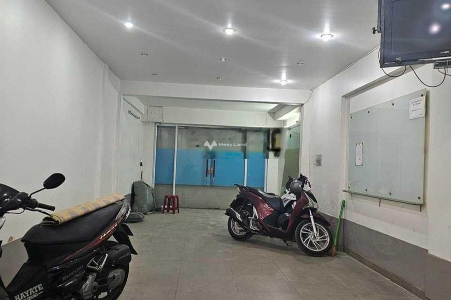 DT 72m2 bán nhà ở vị trí đặt tọa lạc tại Phường 8, Phú Nhuận nhà này có 4 phòng ngủ 5 WC vui lòng liên hệ để xem trực tiếp-01
