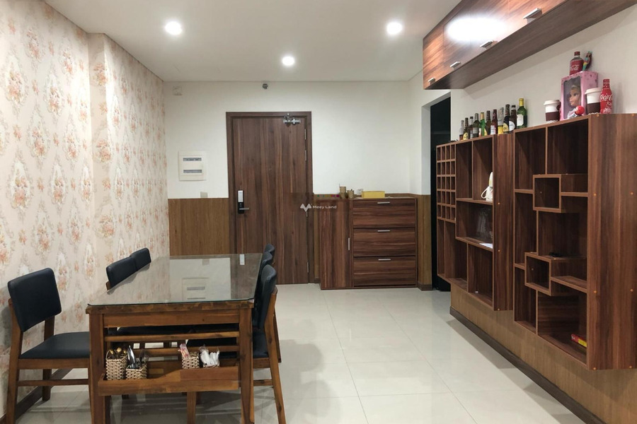 Trong căn hộ có tất cả 2 PN, cho thuê căn hộ Nằm ngay trên Quận 3, Hồ Chí Minh, 2 WC liên hệ liền-01