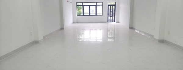 Diện tích khoảng là 120m2, cho thuê nhà ở vị trí đặt gần Đường D1, Phú Hòa, trong nhà nhìn chung gồm có 4 PN, 5 WC không lo ngập nước-03