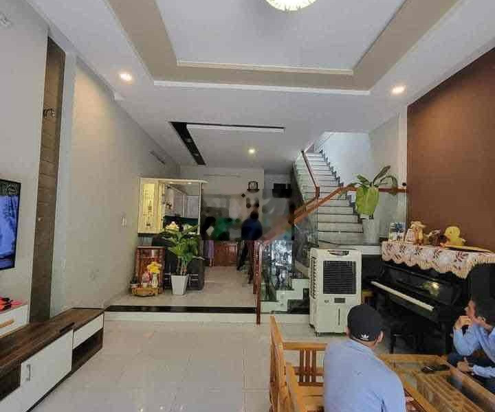 nhà mặt tiền 140m2 , 3 phòng ngủ , đường hoà minh14 -01