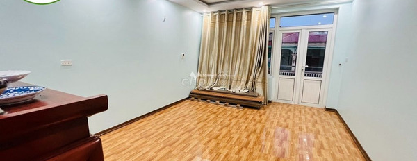 Có diện tích chung 90m2, cho thuê nhà ở vị trí đặt ngay trên Văn Cao, Hải An, trong nhà có tổng cộng 4 phòng ngủ, 4 WC giao thông đông đúc-03