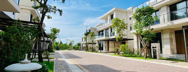 Giá bán cực rẻ 20 tỷ bán biệt thự có diện tích gồm 239m2 vị trí đặt nằm ngay Nguyễn Văn Linh, Bình Hưng, hướng Đông, tổng quan nhà này có 4 PN, 4 WC-02