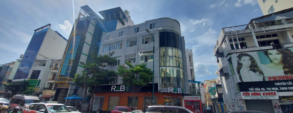 Bán nhà diện tích 270m2 mặt tiền tọa lạc ngay trên Hồng Hà, Hồ Chí Minh giá bán hữu nghị chỉ 57 tỷ ngôi nhà này gồm có 6 phòng ngủ, 7 WC-02