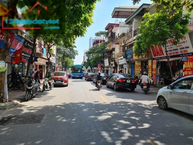 Diện tích chuẩn 95m2 bán nhà vị trí đặt ở trong Hàng Gà, Hà Nội ngôi nhà bao gồm có 4 PN đường trước nhà ngang 15 mét giá tốt nhất