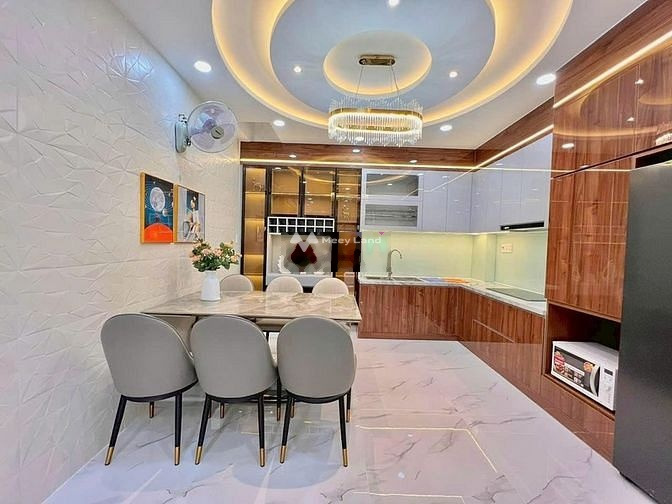 Vị trí đẹp ngay ở Phường 14, Hồ Chí Minh cho thuê nhà thuê ngay với giá cực kì tốt 23 triệu/tháng, trong nhà có tổng 5 phòng ngủ, 5 WC-01