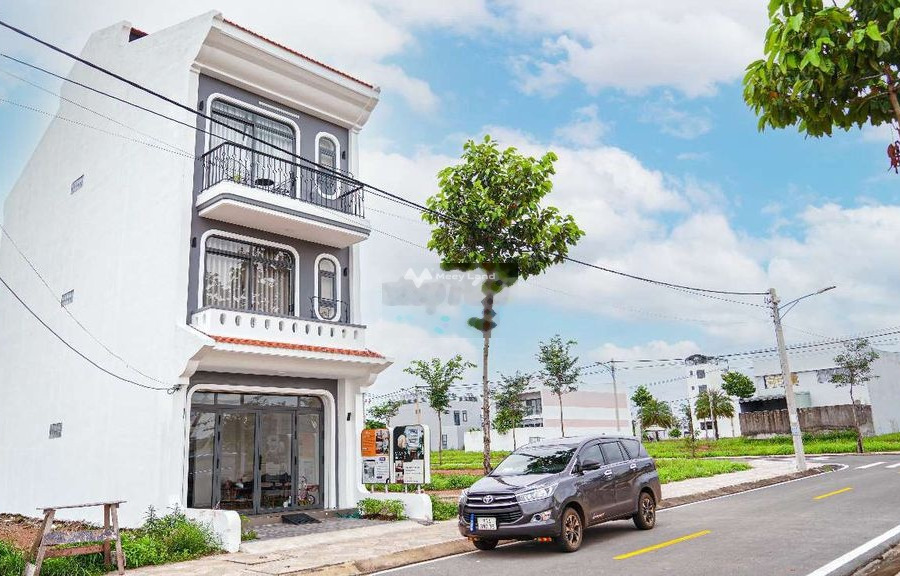 Bán nhà có diện tích 130m2 tọa lạc ngay ở Tiến Hưng, Bình Phước giá bán công khai 1 tỷ ngôi nhà bao gồm có 2 phòng ngủ, 4 WC-01