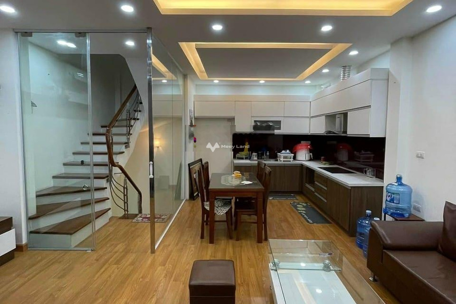 Ngôi nhà bao gồm 4 PN bán nhà bán ngay với giá khởi đầu 11 tỷ có diện tích chung 57m2 vị trí đặt ngay trên Hoàng Quốc Việt, Nghĩa Tân-01