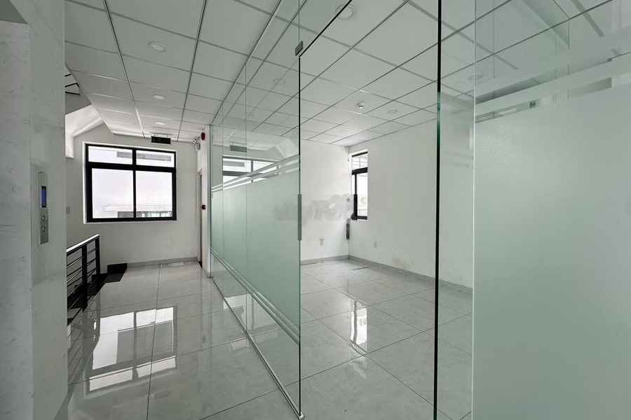 Văn phòng tầng 3 7x20m có sẵn vách kính, hầm để xe giá 13 triệu -01