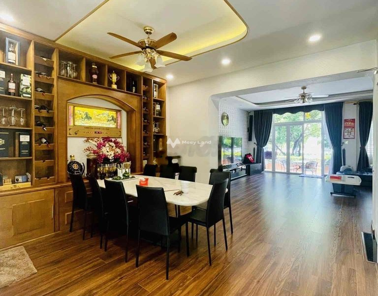 Cho thuê nhà vị trí đặt ở tại Hải Châu, Đà Nẵng, giá thuê hợp lý 30 triệu/tháng diện tích rộng là 150m2, trong nhà tổng quan gồm 5 PN-01