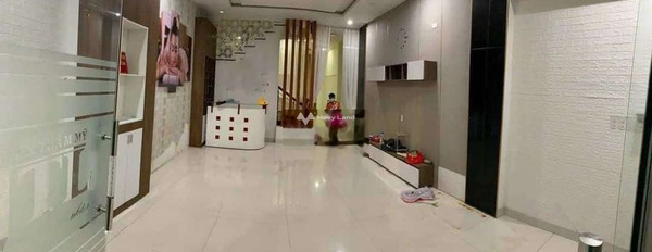 Diện tích sàn là 192m2, cho thuê nhà ở vị trí đẹp nằm ngay Hải Châu, Đà Nẵng, căn nhà có tổng cộng 5 phòng ngủ, 5 WC nhà bao mới-02