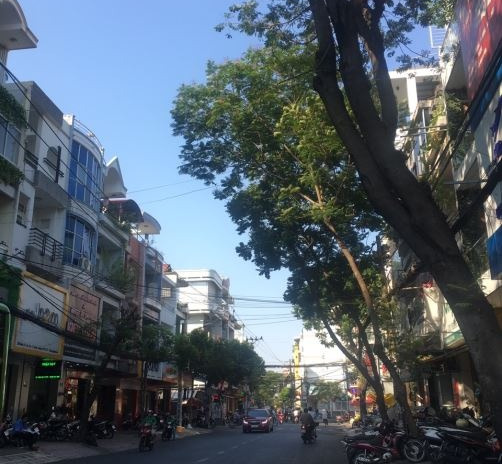 Giá bán siêu rẻ chỉ 55 tỷ bán nhà diện tích gồm 260m2 vị trí thuận lợi nằm ở Lê Minh Xuân, Tân Bình ngôi nhà bao gồm 6 phòng ngủ với đường mặt tiền 20...