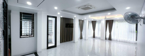 Cho thuê nhà 201 Nguyễn Tuân 120m2 x 4 tầng nổi, 1 hầm, mặt tiền 8m, để 4 - 5 ô tô, 45tr/th -02