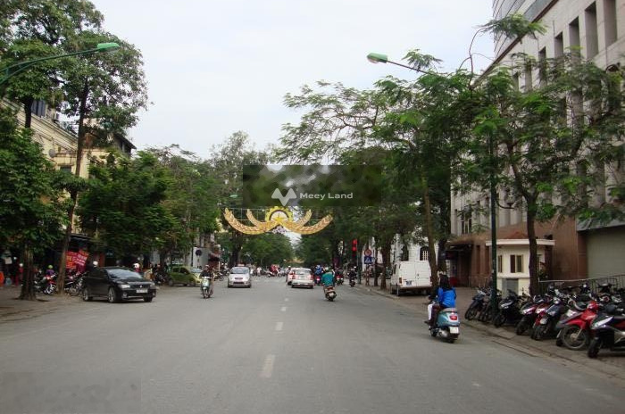 Bán biệt thự vị trí thuận lợi tọa lạc ngay ở Cửa Nam, Hà Nội. Diện tích 320m2, giá 240 tỷ
