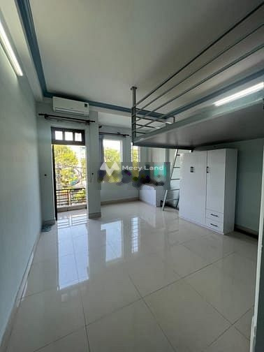 Phòng mới có bancol, cửa kính lớn ngay bếp gần Đại học Văn Lang -01