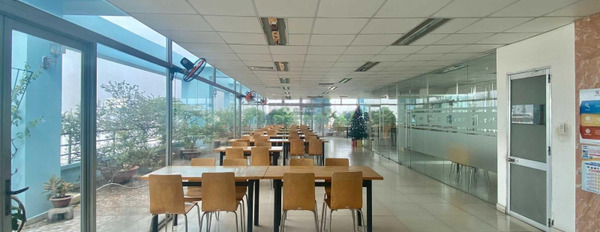 Vị trí mặt tiền nằm ngay Phường 8, Phú Nhuận cho thuê sàn văn phòng diện tích rộng là 225m2 nội thất tiện nghi Gồm bàn ghế-03