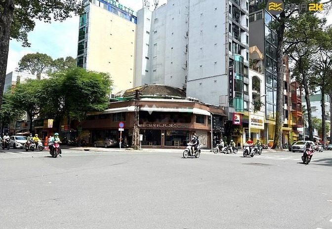 Cho thuê nhà vị trí đẹp Quận 1, Hồ Chí Minh, giá thuê cực mềm từ 150 triệu/tháng diện tích tổng là 400m2, trong căn nhà này gồm 2 PN