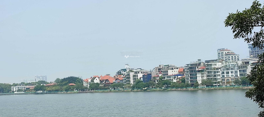 Bán nhà ở diện tích khoảng 120m2 bán ngay với giá đàm phán chỉ 42 tỷ vị trí đẹp ở Tây Hồ, Hà Nội