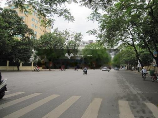 Bán nhà vị trí mặt tiền tọa lạc tại Hoàn Kiếm, Hà Nội. Diện tích 300m2