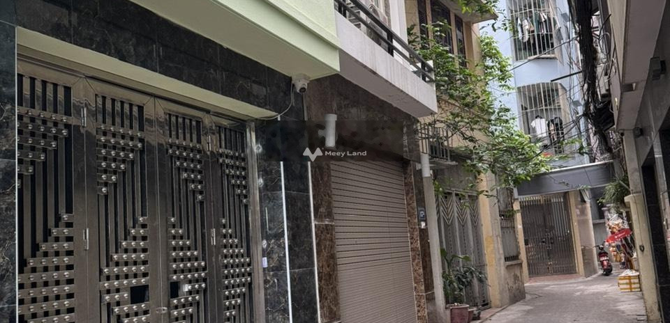 Chữa bệnh cho con bán nhà có diện tích 35m2 mặt tiền tọa lạc ngay trên Nguyễn Văn Huyên, Hà Nội tổng quan nhà gồm 4 phòng ngủ 4 WC giá tốt nhất
