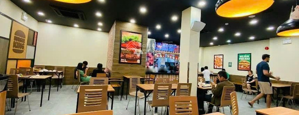 Cho thuê nhà với diện tích thực 270m2 vị trí đẹp gần Quận 1, Hồ Chí Minh thuận tiện đi lại-02