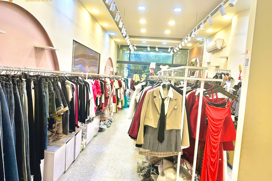 Sang gấp shop thời trang trung tâm mua săm sầm uất đường Cách Mạng Tháng 8, Phường 6, Tân Bình-01