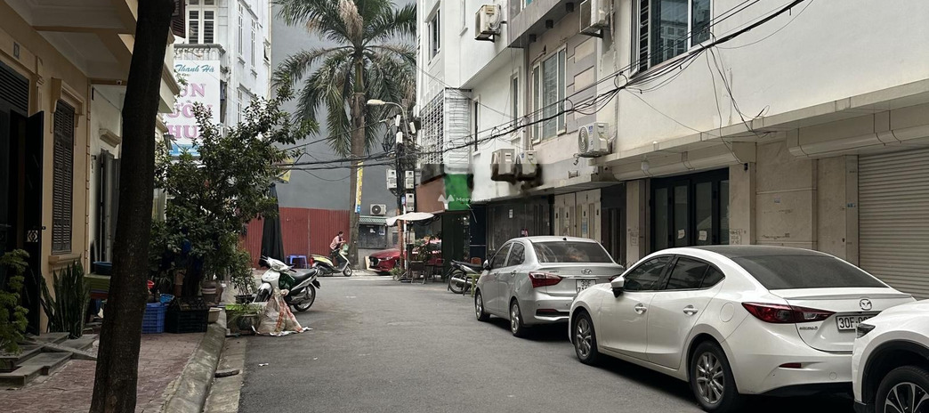 Vị trí tiềm năng Nguyễn Chánh, Trung Hòa bán nhà bán ngay với giá hạt dẻ 15.5 tỷ có diện tích 42m2 nhà có tổng cộng 4 phòng ngủ còn chần chờ gì nữa