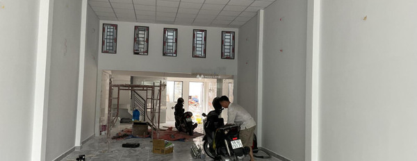 Ngay ở Nguyễn Thị Tràng, Hiệp Thành cho thuê nhà giá thuê siêu khủng chỉ 15 triệu/tháng, căn nhà bao gồm có 2 phòng ngủ, 2 WC-02