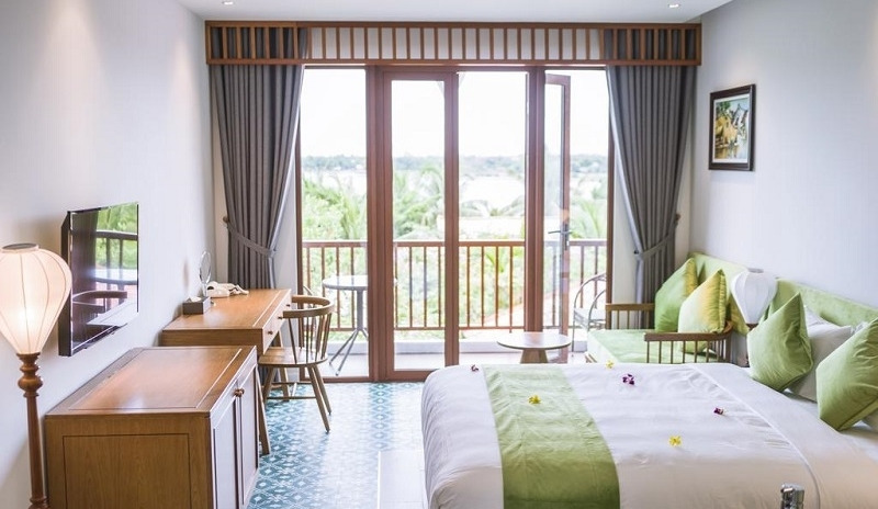 Cho thuê khách sạn 24 phòng đường Hồ Qúy Ly, cách biển 50m