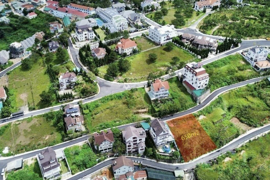 Bán biệt thự vị trí mặt tiền ngay tại Đà Lạt, Lâm Đồng bán ngay với giá 75 tỷ Diện tích đất 957m2, tổng quan ở trong nhà có 14 PN-01