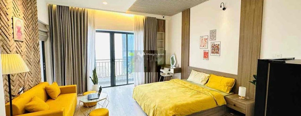 Vị trí đặt ở trung tâm Phường 12, Hồ Chí Minh cho thuê nhà giá thuê cực tốt từ 200 triệu/tháng, trong nhà nhìn chung có 4 phòng ngủ, 5 WC-02