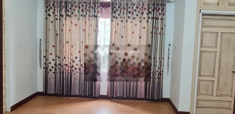 Cho thuê nhà có diện tích tổng là 50m2 tọa lạc gần Hà Đông, Hà Nội giá thuê bất ngờ chỉ 11 triệu/tháng, tổng quan trong căn nhà 5 PN, 4 WC-03