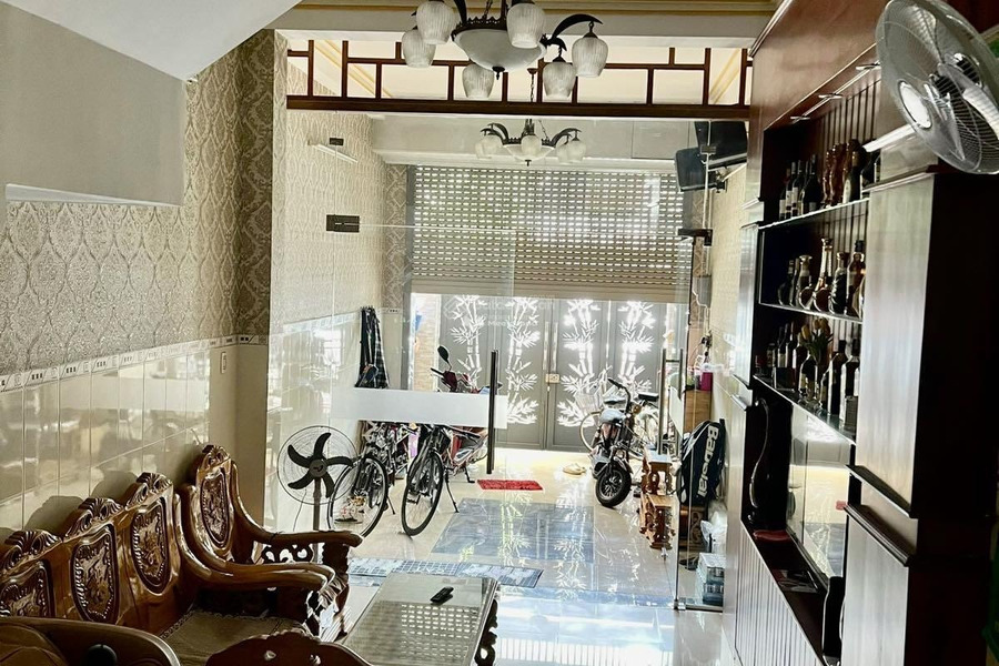 Bán nhà có diện tích gồm 60m2 tọa lạc gần Nguyễn Hữu Huân, Nha Trang bán ngay với giá bàn giao chỉ 6.1 tỷ trong nhà bao gồm có 4 phòng ngủ, 3 WC-01