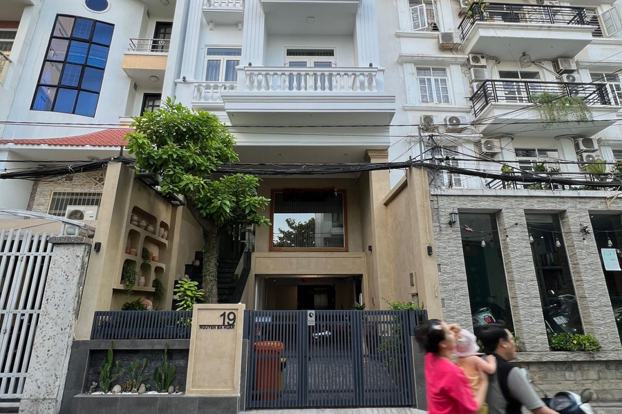 Bán tòa nhà căn hộ dịch vụ mặt tiền đường Nguyễn Bá Huân, Phường Thảo Điền, Quận 2. LH 0911 383 *** -01