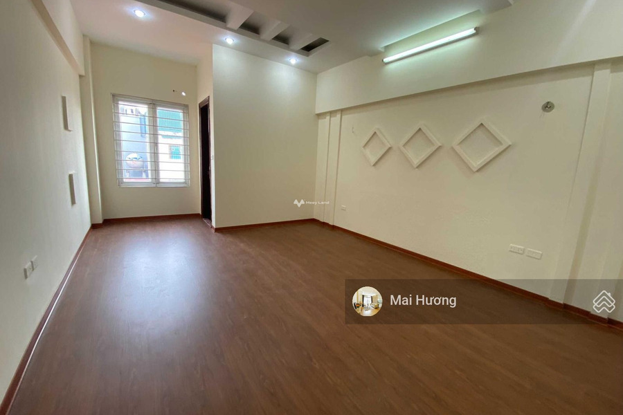 Cho thuê nhà có diện tích là 45m2 vị trí đẹp tại Tôn Thất Tùng, Khương Thượng giá thuê cực tốt 42 triệu/tháng, trong căn nhà này có 5 phòng ngủ, 5 WC-01