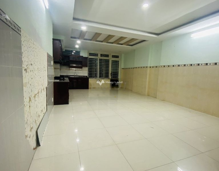 Với diện tích 100m2, cho thuê nhà ở vị trí đặt tọa lạc tại Phường 12, Hồ Chí Minh, trong nhà nhìn chung gồm có 3 phòng ngủ, 3 WC bãi đậu xe rộng-01
