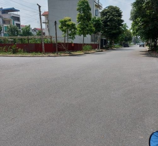 Cần bán biệt thự vị trí mặt tiền ngay Nguyễn Quyền, Bắc Ninh, giá siêu mềm 27.7 tỷ với tổng diện tích 252 m2, với ngõ có độ 22 mét giá rẻ bất ngờ