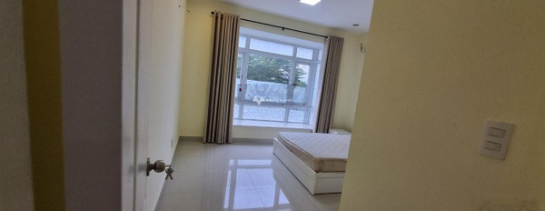 Trong căn hộ gồm có 3 phòng ngủ, cho thuê căn hộ vị trí thuận lợi ở Quận 7, Hồ Chí Minh, 3 WC vị trí đắc địa-03
