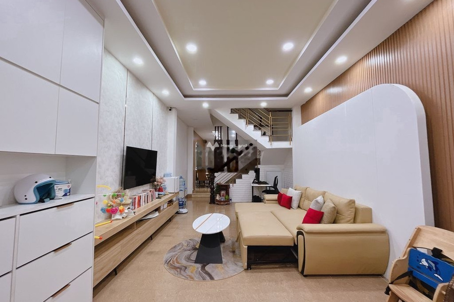 Vị trí đặt tọa lạc gần Phường 10, Phú Nhuận cho thuê nhà giá thuê đề xuất chỉ 25 triệu/tháng, trong nhà nhìn chung bao gồm 4 phòng ngủ, 5 WC-01