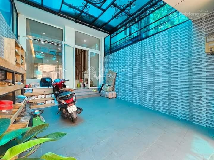 Cho thuê nhà với diện tích là 180m2 mặt tiền tọa lạc trên Thảo Điền, Quận 2 giá thuê cạnh tranh 42 triệu/tháng, căn này bao gồm 4 phòng ngủ, 4 WC-01